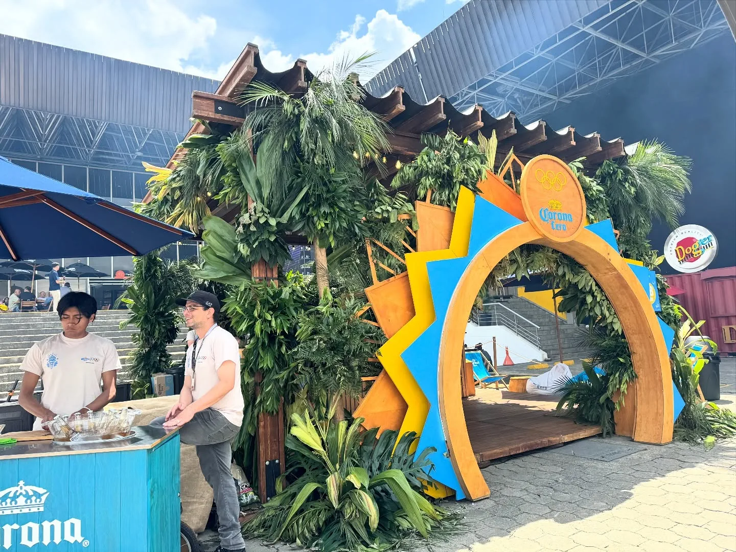 Activación de Corona con arco de sol y jardín tropical bajo pérgola