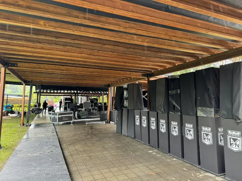 Túnel de pérgolas de madera cubriendo un pasillo