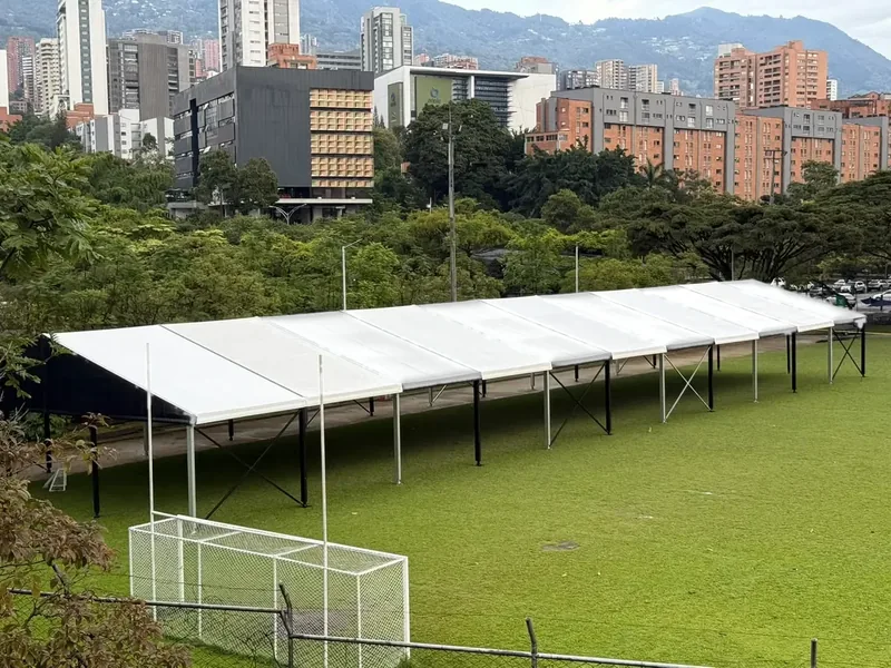 Pabellón de lona blanca sobre la cancha de la Universidad EAFIT, para la Plaza de Wein