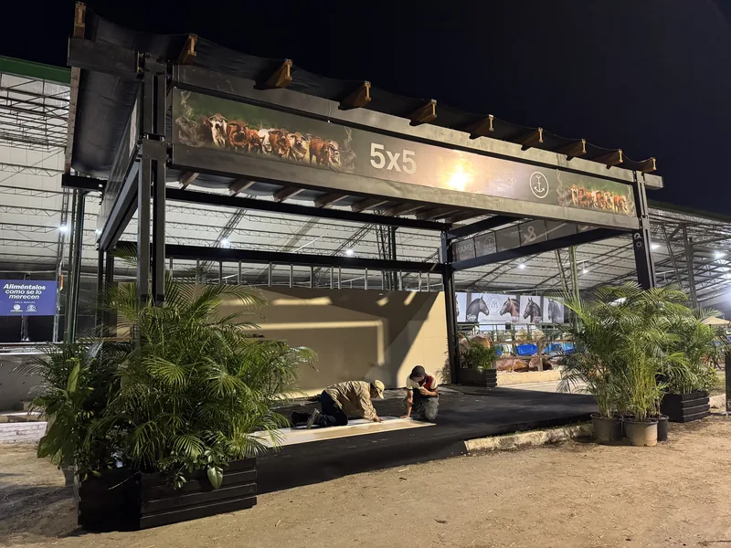Pérgola de noche con matas y letrero en la Expointernacional Equina