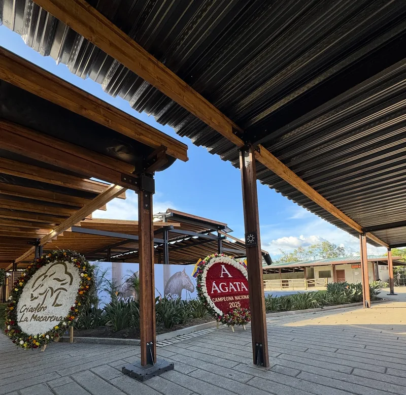 Columnas de madera con coronas de flores de criaderos campeones