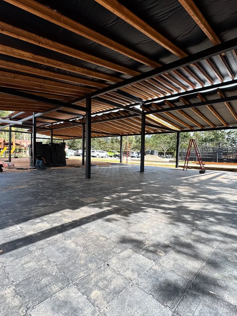 Pérgola de madera de gran formato lista antes del evento