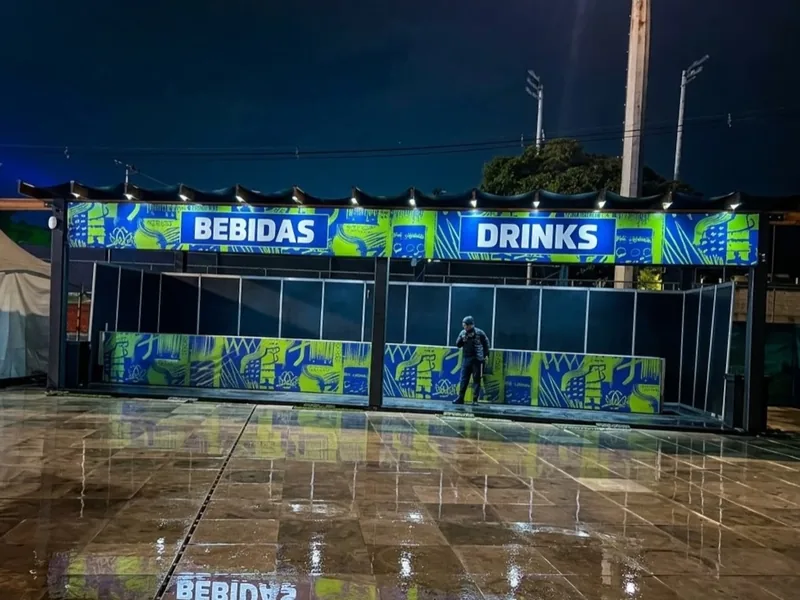 Barra de bebidas cubierta de noche, piso mojado después de la lluvia