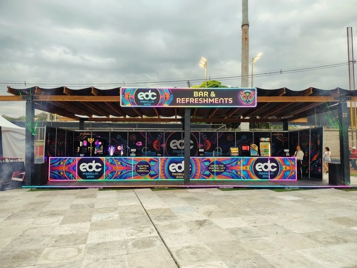 Barra de bebidas de EDC bajo pérgola de madera sobre piso de mármol