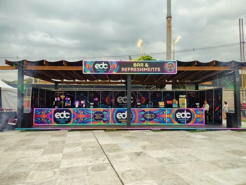 Barra de bebidas de EDC bajo pérgola de madera sobre piso de mármol