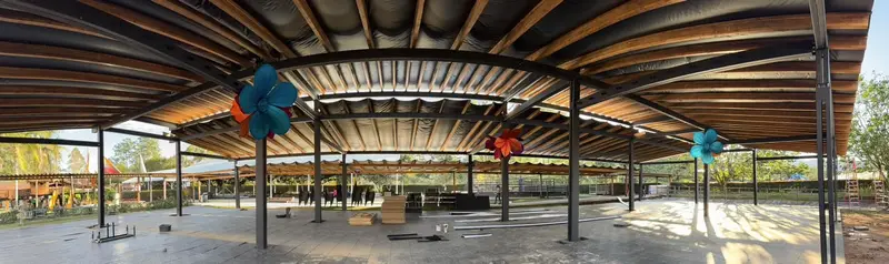 Estructura de madera de la Expointernacional Equina vista de lado, panorámica