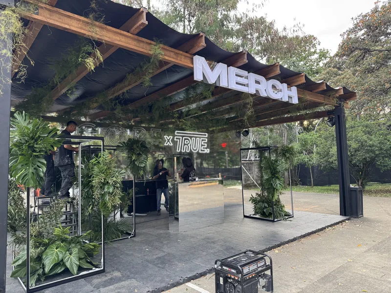 Pérgola de madera con plantas colgantes en la tienda Merch de Tomorrowland CORE