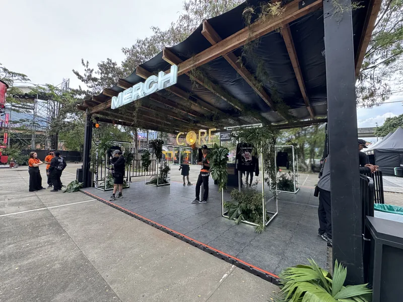 Pérgola de la tienda Merch de Tomorrowland CORE vista desde la calle del festival