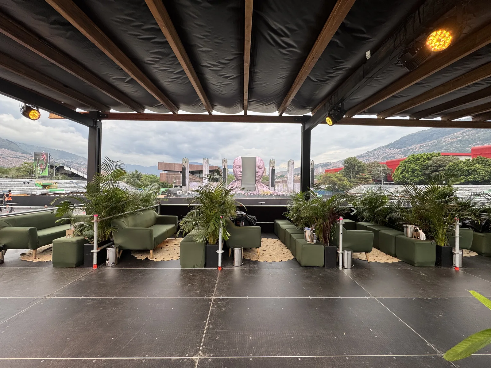 Fila de palcos de Tomorrowland CORE bajo pérgola de madera con lona negra