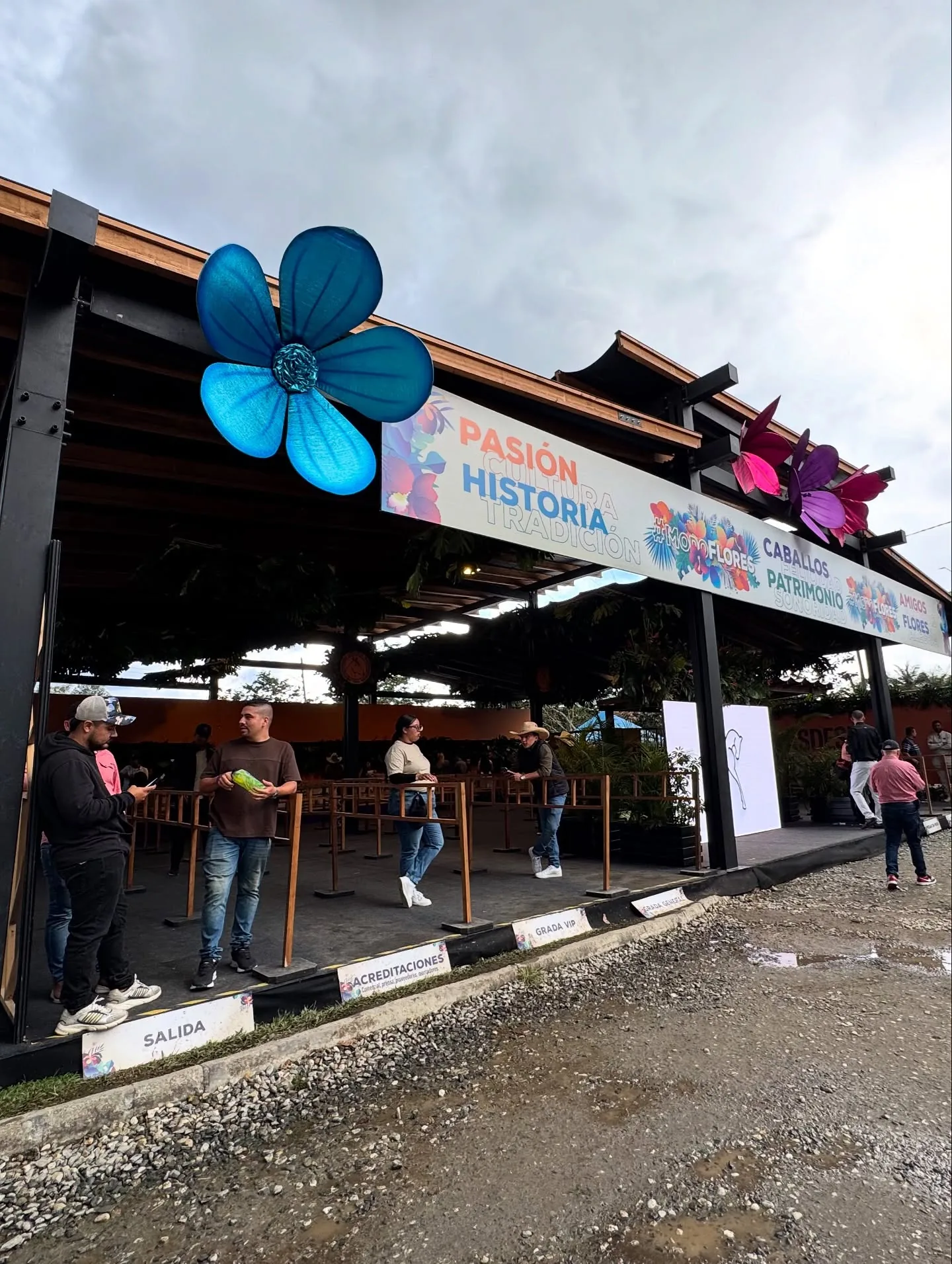 Pabellón de la Feria de Flores con flores gigantes en la fachada