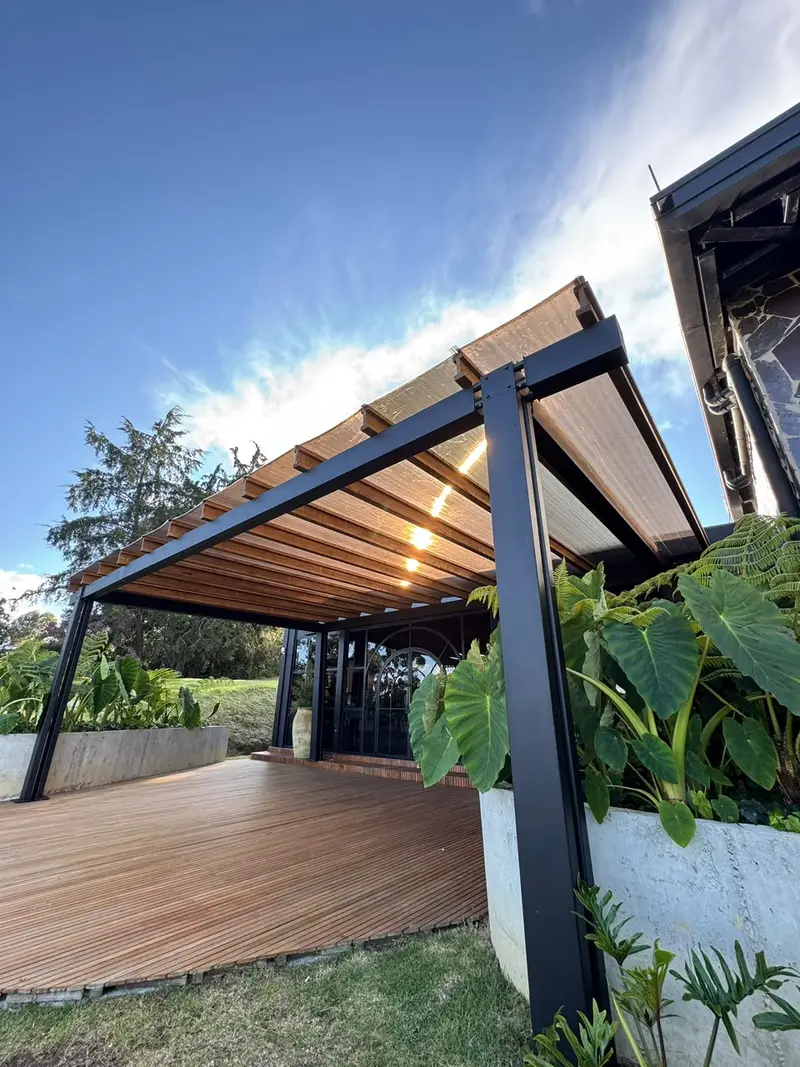 Policarbonato: Deja pasar luz sobre la madera. Para pérgolas en venta.